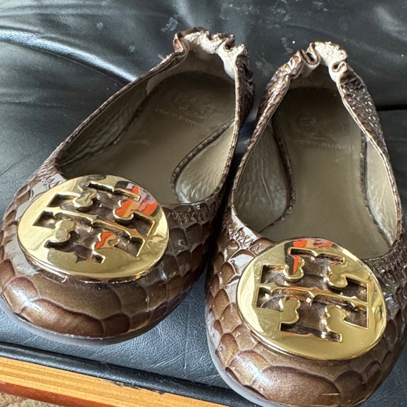 Tory Burch Brown Textured Flats with Gold Emblem - Picture 8 of 9